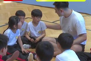 太阳报：加斯科因指导当地孩子踢球，向他们传授技巧和技术
